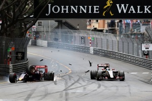 Verstappen acerta Grosjean e causa SC.